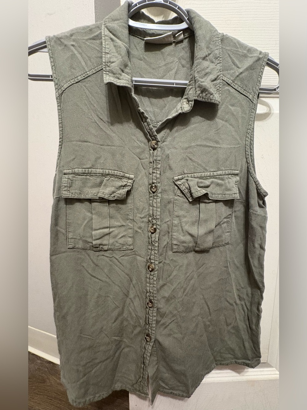 So Women's Sleeveless Button Down Khaki Green Top Size M